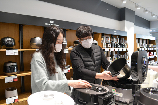 전자랜드가 1월 한달간 매주 수요일(6일 제외) 온라인과 오프라인에서 특정 행사 모델을 최대 86%까지 할인 판매한다. 행사 품목은 밥솥·에어프라이어·청소기·공기청정기·전기그릴·전기포트 등 6종이다. 전자랜드 파워센터 용산본점에서 5일 고객들이 '원데이 세일' 행사 품목을 살펴보고 있다. <전자랜드 제공>